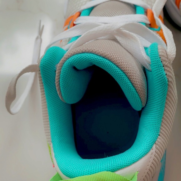 Nike LeBron Basketball Sneakers - Picture 7 of 14